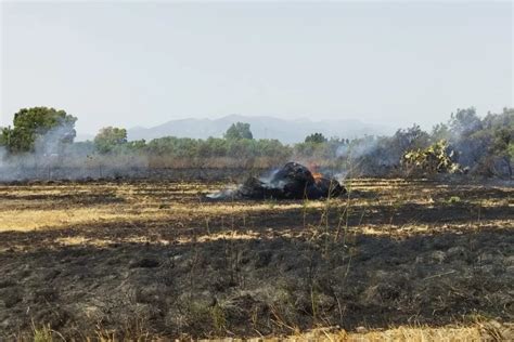 San Gavino, incendio a ridosso del cimitero: chiusa la statale 197。